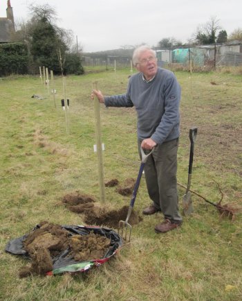 Roger briefs the planters on the planting procedure